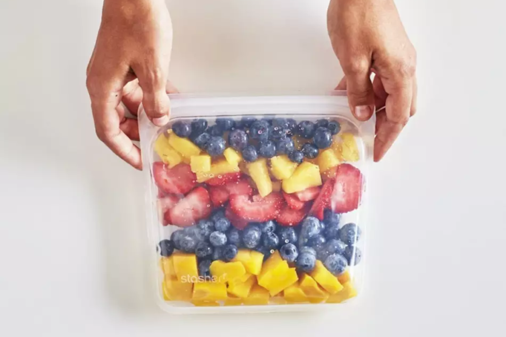 Bolsa de silicone com alimentos.