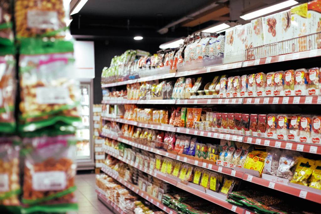 Supermercado com variedades de alimentos culinários.